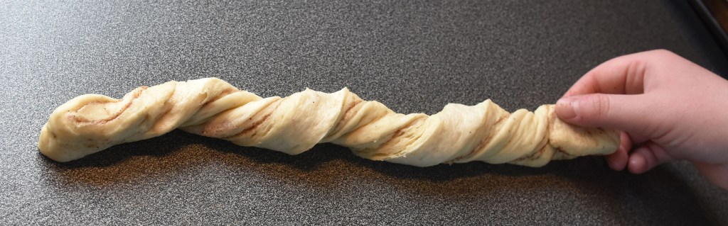 Fies Kanelsnurrer Ingredienser: 1 pk Gjær 5 dl Melk 1 Egg 1 kg Hvetemel 150 g Sukker 2 ts Kardemomme 1 ts Salt 150 g Smør (romtemperert) Fyll og pynt: 100 g Smør Sukker og kanel Egg til pensling Perlesukker