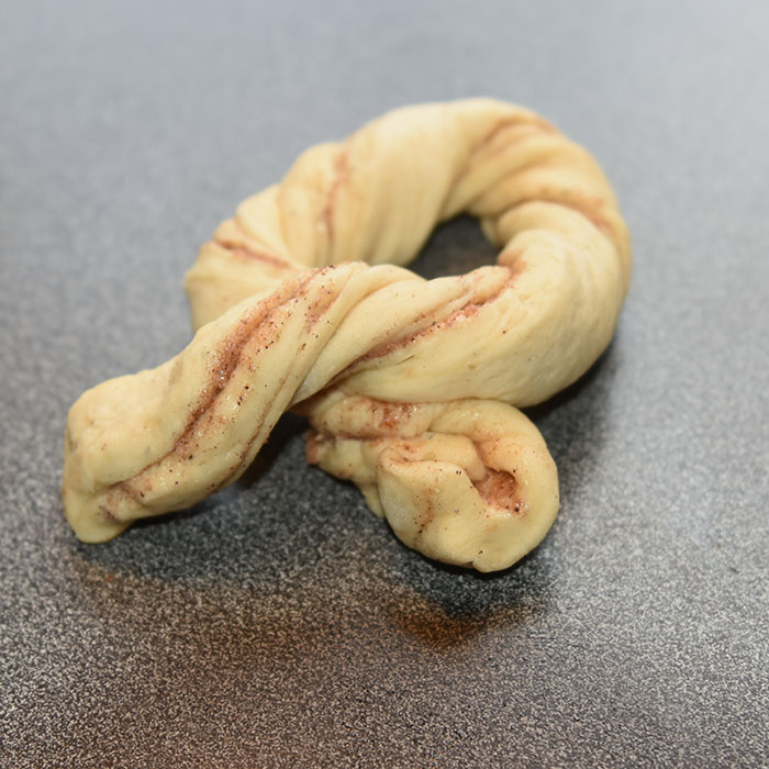 Fies Kanelsnurrer Ingredienser: 1 pk Gjær 5 dl Melk 1 Egg 1 kg Hvetemel 150 g Sukker 2 ts Kardemomme 1 ts Salt 150 g Smør (romtemperert) Fyll og pynt: 100 g Smør Sukker og kanel Egg til pensling Perlesukker