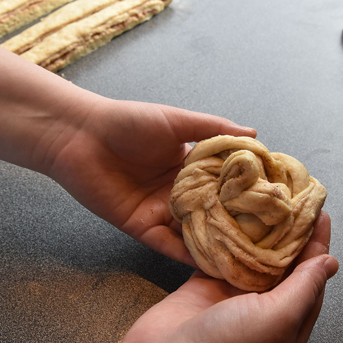 Fies Kanelsnurrer Ingredienser: 1 pk Gjær 5 dl Melk 1 Egg 1 kg Hvetemel 150 g Sukker 2 ts Kardemomme 1 ts Salt 150 g Smør (romtemperert) Fyll og pynt: 100 g Smør Sukker og kanel Egg til pensling Perlesukker