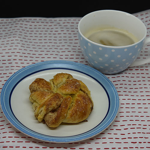 Fies Kanelsnurrer Ingredienser: 1 pk Gjær 5 dl Melk 1 Egg 1 kg Hvetemel 150 g Sukker 2 ts Kardemomme 1 ts Salt 150 g Smør (romtemperert) Fyll og pynt: 100 g Smør Sukker og kanel Egg til pensling Perlesukker