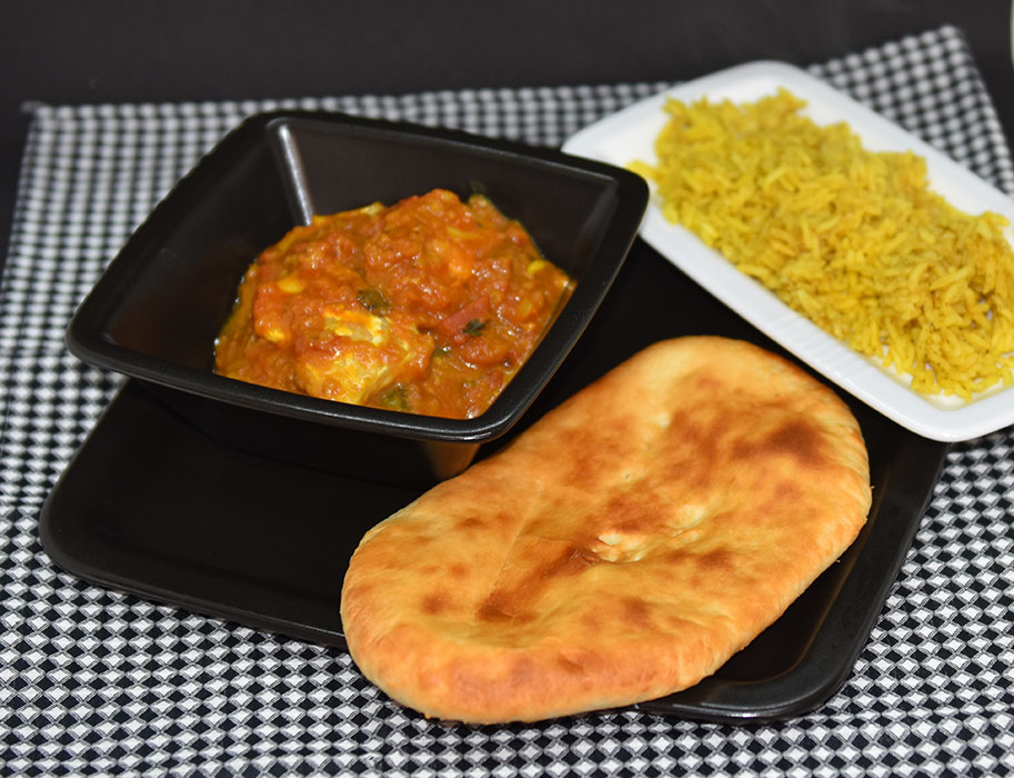 Ingredienser: 4 ss Olje 1 ss Sennepsfrø 1 Løk 3 fedd Hvitløk 30 Karri blader /Curry leaves 1 ss Karri (eller en terning) 2 ts Kajennepepper/chilipulver 2 ts Koriander 2 ts Gurkemeie 1 bx Tomater (ca. 400 g) 1 ss 1 ss eddik (7 %) 1 ss Brunt sukker 1 ts Salt 700 g Scampi