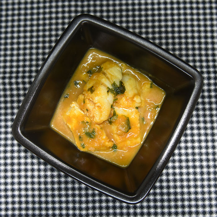 Fisk i Mango saus Ingredienser: 2 Mangoer (godt modne) 1 Løk 3 fedd Hvitløk 1 ½ dl Kyllingkraft 1 Lime (skall og saft) 1 ts Ingefær (raspet) 2 ss Koriander (hakket) 1 ts Kajennepepper Salt 700 g Fiskefileter(hvit)