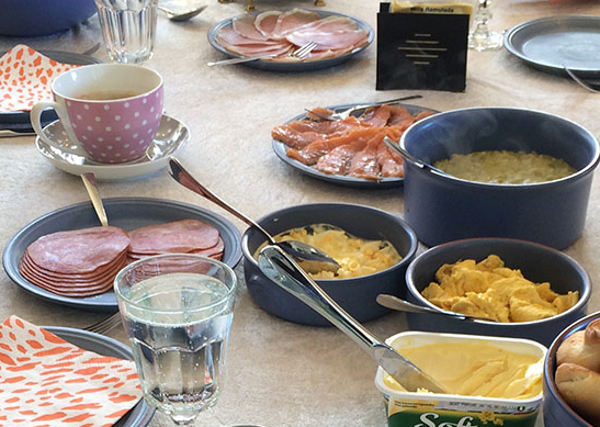 Eggerøre Ingredienser: ½ - 1 ss Smør 3 Egg 3 ss Melk (eller vann) 1 ss Gressløk (hakket) - valgfritt 1 ss Persille (hakket) - valgfritt Salt og pepper