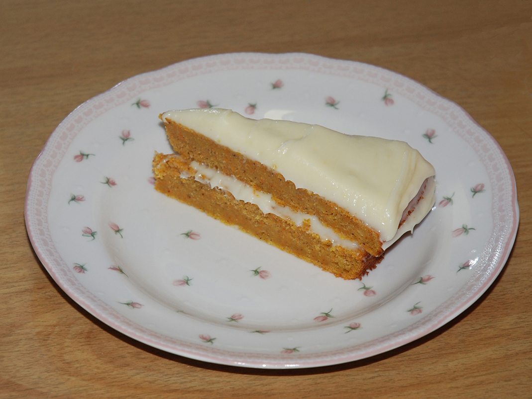 Gulrotkake  Ingredienser:  2	Egg 2 dl	Sukker (brunt) 1 dl	Maisolje 1 ts	Kanel ½ ts	Vaniljesukker 2 ts	Bakepulver  2 dl	Hvetemel 250 g	Gulerøtter (revne)