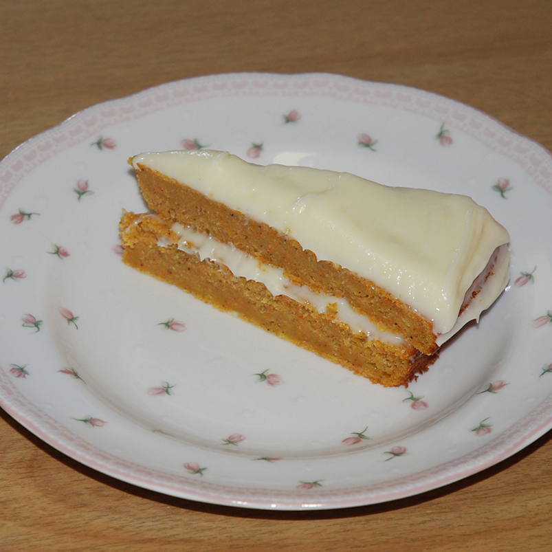 Gulrotkake Ingredienser: 2 Egg 2 dl Sukker (brunt) 1 dl Maisolje 1 ts Kanel ½ ts Vaniljesukker 2 ts Bakepulver 2 dl Hvetemel 250 g Gulerøtter (revne)