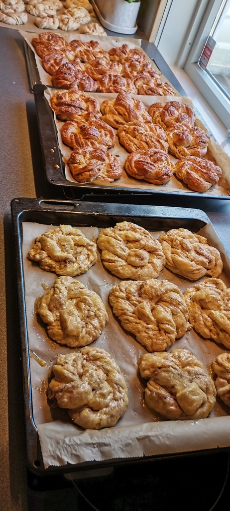 Fies Kanelsnurrer Ingredienser: 1 pk Gjær 5 dl Melk 1 Egg 1 kg Hvetemel 150 g Sukker 2 ts Kardemomme 1 ts Salt 150 g Smør (romtemperert) Fyll og pynt: 100 g Smør Sukker og kanel Egg til pensling Perlesukker