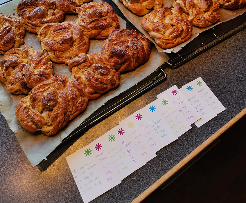 Fies Kanelsnurrer Ingredienser: 1 pk Gjær 5 dl Melk 1 Egg 1 kg Hvetemel 150 g Sukker 2 ts Kardemomme 1 ts Salt 150 g Smør (romtemperert) Fyll og pynt: 100 g Smør Sukker og kanel Egg til pensling Perlesukker