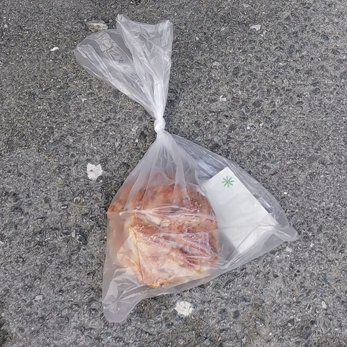 Fies Kanelsnurrer Ingredienser: 1 pk Gjær 5 dl Melk 1 Egg 1 kg Hvetemel 150 g Sukker 2 ts Kardemomme 1 ts Salt 150 g Smør (romtemperert) Fyll og pynt: 100 g Smør Sukker og kanel Egg til pensling Perlesukker