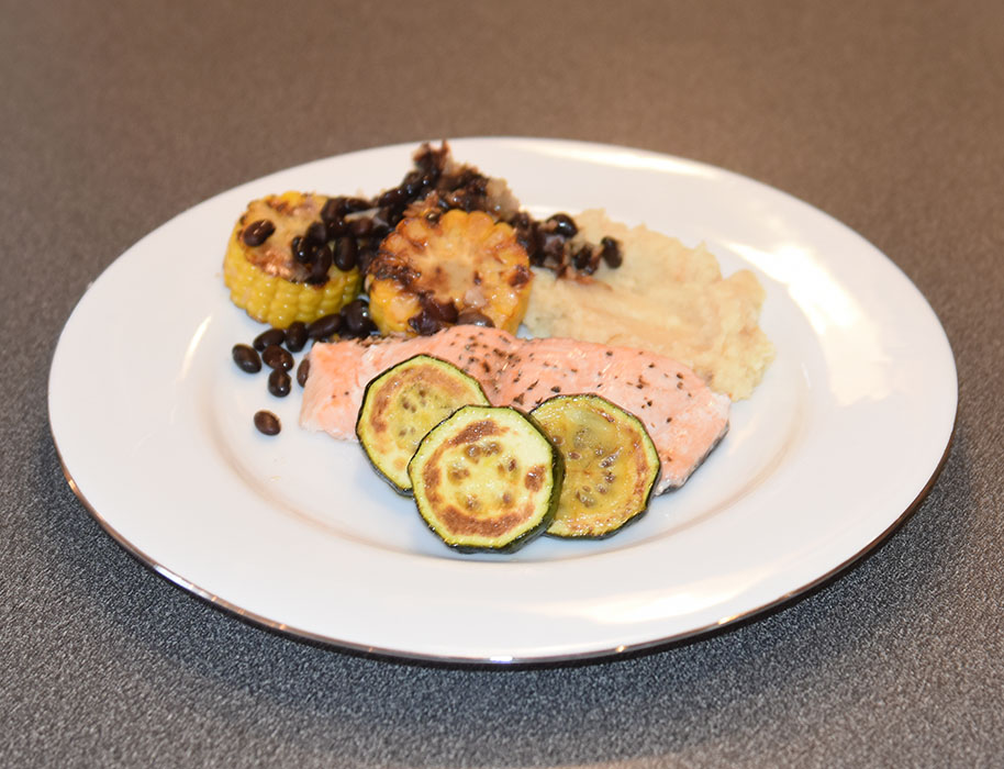 Ovnsbakt laks med sellerirotmos og svart bønnesalat 4 Laksebiter (á 100 g) 1 ss Smør Salt, pepper Sellerirotmos: 1 Sellerirot (stor) 2-3 Poteter 1 dl Melk 1 ss Smør Svart bønnesalat: Ca. 400 g Svarte bønner 2 Maiskolber (Ferdig kokte) 1 ss Olje (nøytral) 2 Sjalottløker 3 ss Sitronsaft (nypresset) 1 ss Olivenolje ½ Salt (flak)