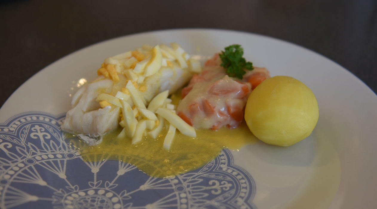 Lettsaltet torsk med eggesmør  Ingredienser:  800 g 	Lettsaltet torskefilet 8	Poteter (ca. 600 g) 2-3	Gulrøtter (ca. 400 g) 2 dl	Melk 1 ½ ss	Hvetemel ½ - 1 ts	Fond eller Buljong (-pulver) 	Pepper  Eggesmør:  3 	Egg 100 g	Smør  Eggesmør (lettere):  3	Egg 4 -6 ss	Smør 8 – 12 ss	Vann fra fisken ¼ -½ ts	Fiskefond eller Buljong (-pulver)