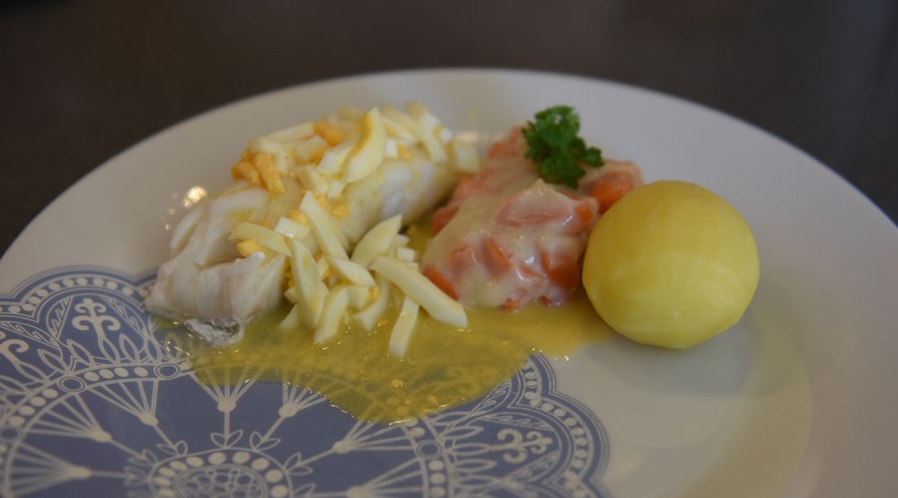 Lettsaltet torsk med eggesmør Ingredienser: 800 g Lettsaltet torskefilet 8 Poteter (ca. 600 g) 2-3 Gulrøtter (ca. 400 g) 2 dl Melk 1 ½ ss Hvetemel ½ - 1 ts Fond eller Buljong (-pulver) Pepper Eggesmør: 3 Egg 100 g Smør Eggesmør (lettere): 3 Egg 4 -6 ss Smør 8 – 12 ss Vann fra fisken ¼ -½ ts Fiskefond eller Buljong (-pulver)