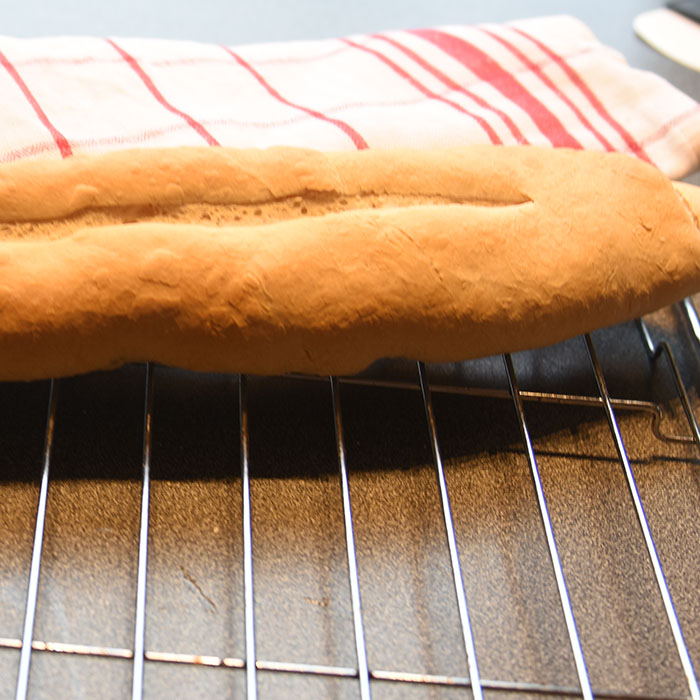 Lyse baguetter Ingredienser: Dag 1: 135 g Hvetemel 1 ½ dl Vann (kaldt) 1 g Gjær (fersk- som en ert) Dag 2: 1 kg Hvetemel 2 ss Olje (raps) 2 ts Salt 20 g Gjær 5 dl Vann