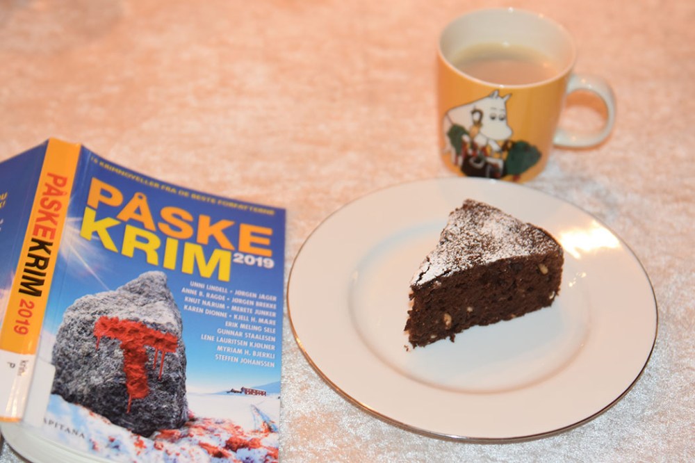 Ragde, Anne Birkefeldt m. fl. (2019) Påskekrim 2019. Capitana og Mokkakake (med cottage cheese) Ingredienser: 1 dl Hvetemel ½ ts Bakepulver ¾ dl Kakao 2 ts Vaniljesukker 3 Egg 1 ½ dl Sukker 300 g Ferskost (cottage cheese) 2 ss Smør (smeltet) 2 ss Kaffe (sterk)