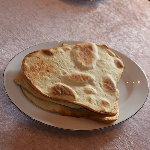 Nanbrød Ingredienser: 2 dl Melk 2 ss Sukker 25 g Gjær (½ pk) 1 ts Salt 2 ts Bakepulver 4 ss Olivenolje 3 dl Yoghurt 600 g Hvetemel (ca. 10 dl)