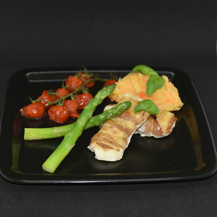 Ovnsbakt torsk med asparges, tomater og kålrotstappe Ingredienser: 700 g Torskefilet 4 skiver Bacon 200 g Cherrytomter Asparges Rotemos 1 liten Kålerabi (ca 350 g) 2 Gulrøtter (ca. 100g) 3-4 Poteter 1 ss Smør ½ dl Melk Salt og pepper