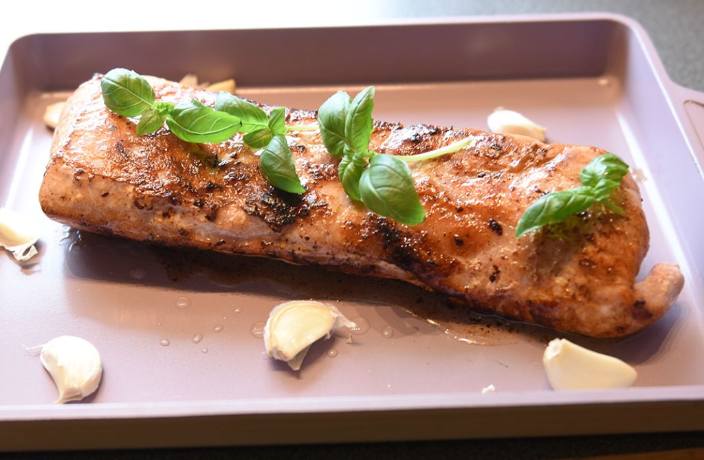 Ovnsstekt Svinefilet med hvitløk og basilikum Ingredienser: 1 Svinefilet (850 g) 1 ss Olje 1 ss Smør 8-10 fedd Hvitløk Basilikum Salt og peppe r 1 dl Kraft