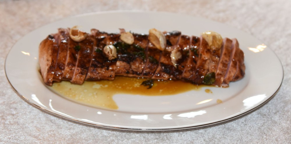 Ovnsstekt Svinefilet med hvitløk og basilikum Ingredienser: 1 Svinefilet (850 g) 1 ss Olje 1 ss Smør 8-10 fedd Hvitløk Basilikum Salt og peppe r 1 dl Kraft