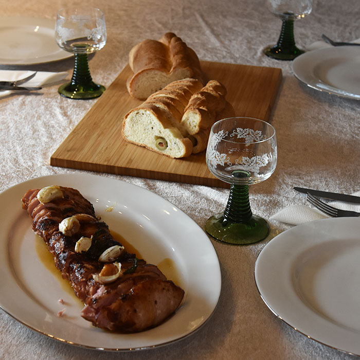 Ovnsstekt Svinefilet med hvitløk og basilikum Ingredienser: 1 Svinefilet (850 g) 1 ss Olje 1 ss Smør 8-10 fedd Hvitløk Basilikum Salt og peppe r 1 dl Kraft