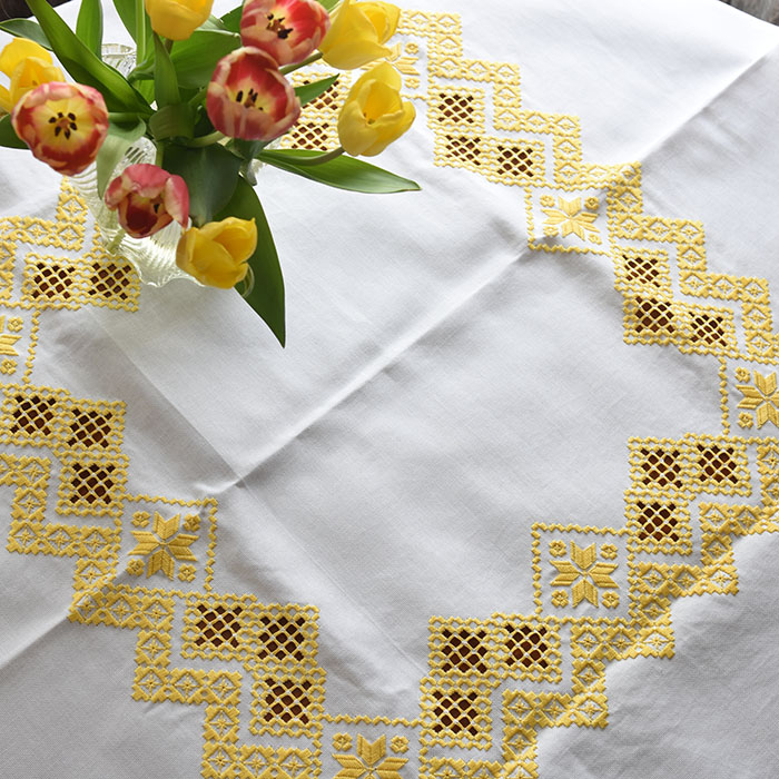 Påska 2020 - Duk med gul Hardangersøm med tulipaner