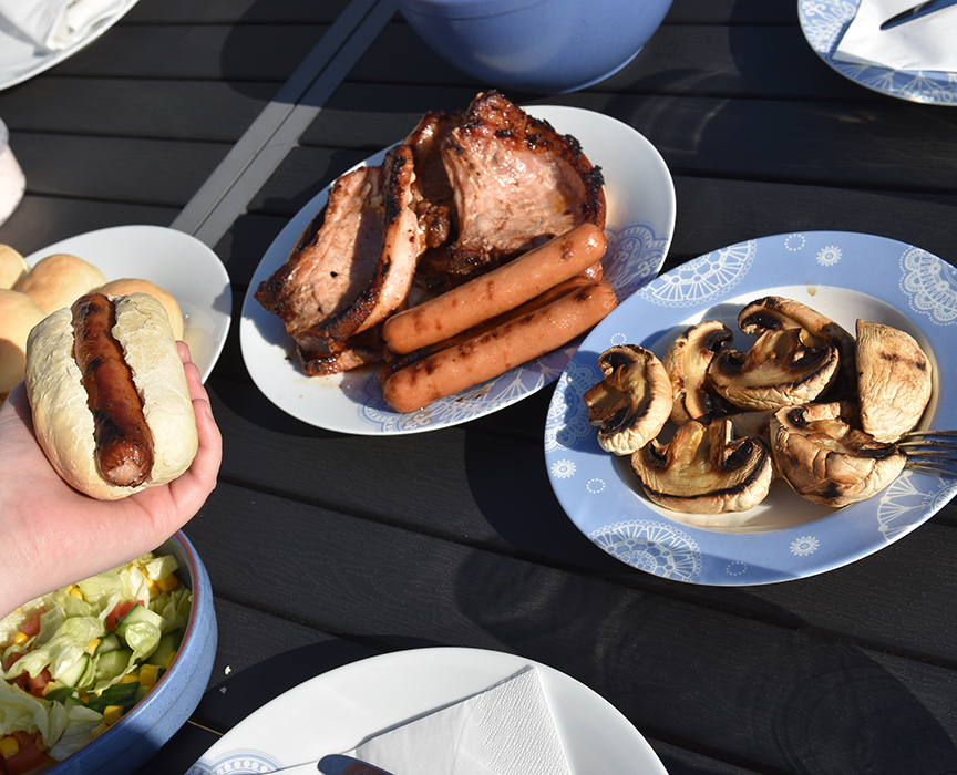 Pølsebrød Ingredienser: 5 dl Vann (lunket) 1 pk Gjær 2 ss Smør (smeltet og avkjølt) 2 Egg 14 dl Hvetemel 2 ss Sukker 2 ts Salt