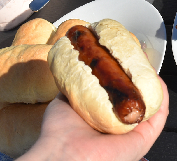 Pølsebrød Ingredienser: 5 dl Vann (lunket) 1 pk Gjær 2 ss Smør (smeltet og avkjølt) 2 Egg 14 dl Hvetemel 2 ss Sukker 2 ts Salt