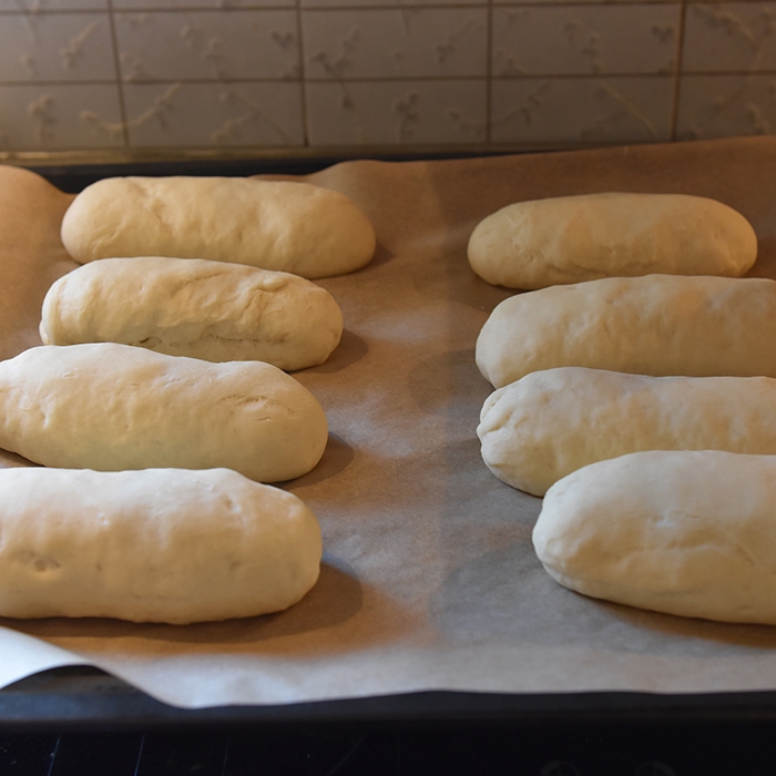 Pølsebrød Ingredienser: 5 dl Vann (lunket) 1 pk Gjær 2 ss Smør (smeltet og avkjølt) 2 Egg 14 dl Hvetemel 2 ss Sukker 2 ts Salt