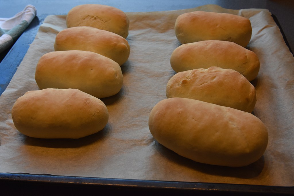 Pølsebrød Ingredienser: 5 dl Vann (lunket) 1 pk Gjær 2 ss Smør (smeltet og avkjølt) 2 Egg 14 dl Hvetemel 2 ss Sukker 2 ts Salt