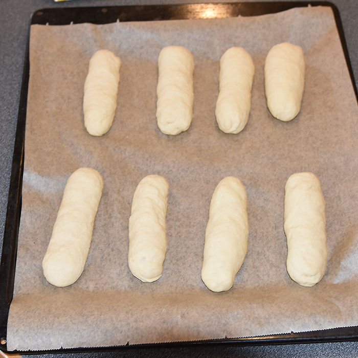 Pølsebrød Ingredienser: 5 dl Vann (lunket) 1 pk Gjær 2 ss Smør (smeltet og avkjølt) 2 Egg 14 dl Hvetemel 2 ss Sukker 2 ts Salt