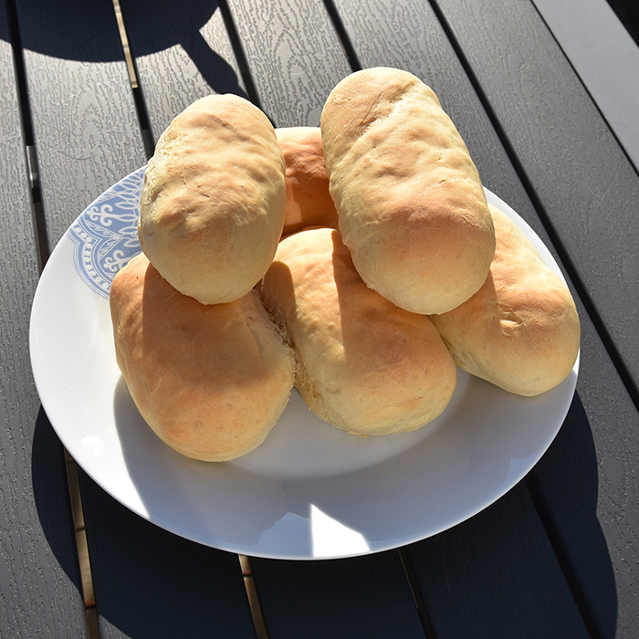 Pølsebrød   Ingredienser:  5 dl	Vann (lunket) 1 pk	Gjær 2 ss	Smør (smeltet og avkjølt) 2 	Egg  14 dl	Hvetemel 2 ss	Sukker 2 ts	Salt