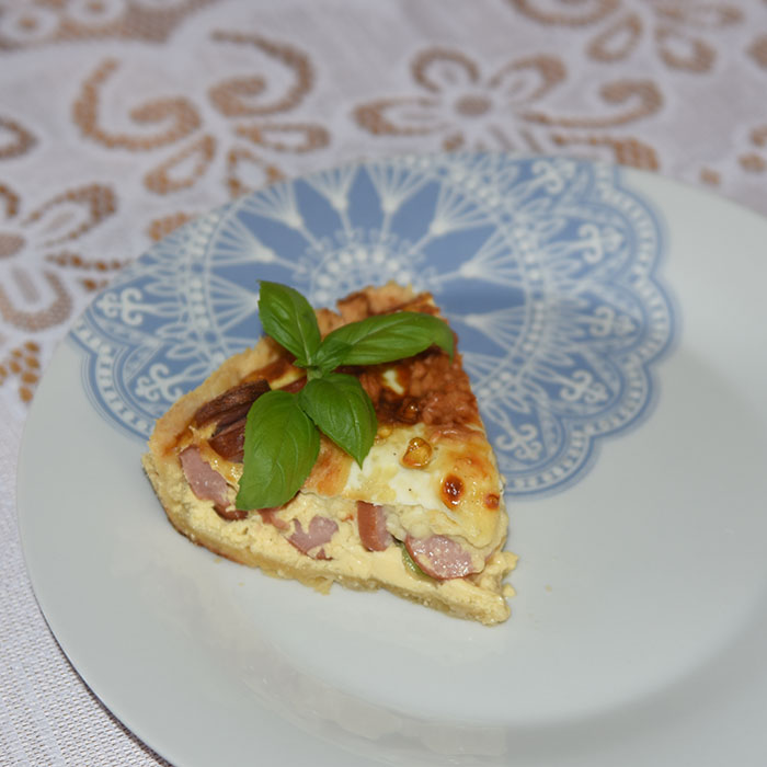 Pølsepai Ingredienser: Bunn: 3 dl Hvetemel 100 g Smør 2-4 ss Kaldt vann Fyll: 4 Egg 3 dl Melk 1 ts Salt 1 krm Pepper 150 g Pølse (oppskåret) 50-100 g Purreløk (oppskåret) 100 g Ost (revet)