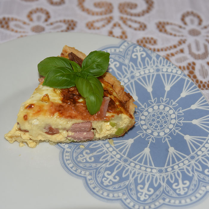 Pølsepai Ingredienser: Bunn: 3 dl Hvetemel 100 g Smør 2-4 ss Kaldt vann Fyll: 4 Egg 3 dl Melk 1 ts Salt 1 krm Pepper 150 g Pølse (oppskåret) 50-100 g Purreløk (oppskåret) 100 g Ost (revet)