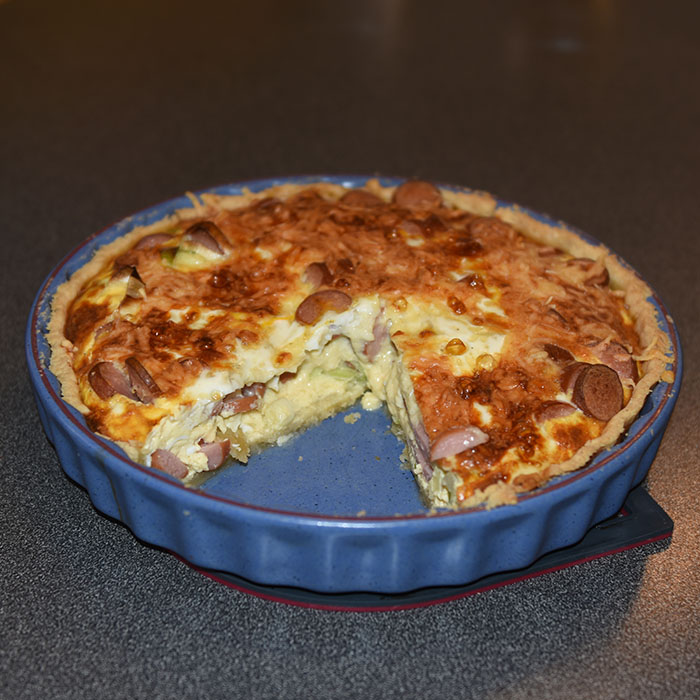 Pølsepai Ingredienser: Bunn: 3 dl Hvetemel 100 g Smør 2-4 ss Kaldt vann Fyll: 4 Egg 3 dl Melk 1 ts Salt 1 krm Pepper 150 g Pølse (oppskåret) 50-100 g Purreløk (oppskåret) 100 g Ost (revet)