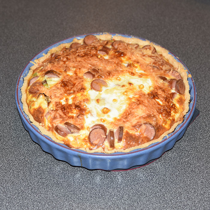 Pølsepai Ingredienser: Bunn: 3 dl Hvetemel 100 g Smør 2-4 ss Kaldt vann Fyll: 4 Egg 3 dl Melk 1 ts Salt 1 krm Pepper 150 g Pølse (oppskåret) 50-100 g Purreløk (oppskåret) 100 g Ost (revet)