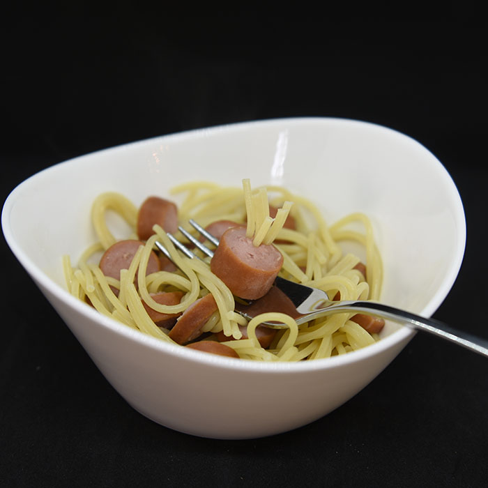 Spagetti med pølsebiter Ingredienser: 100 – 125 g Spagetti 1-2 Pølse ½ -1 ts Smør ½ -1ss Parmesan (valgfritt)