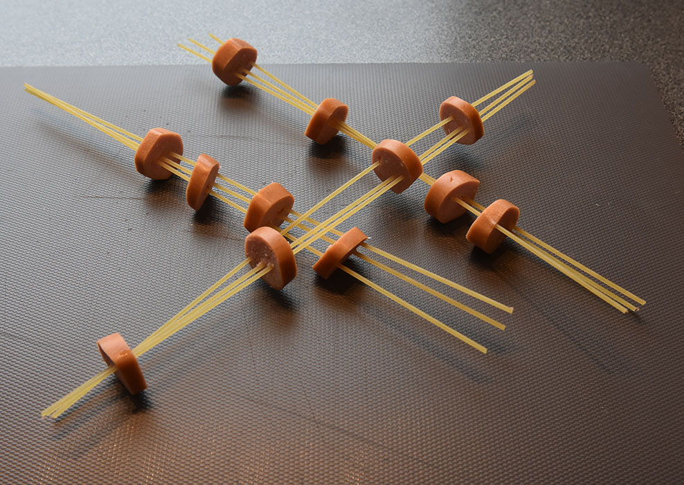 Spagetti med pølsebiter Ingredienser: 100 – 125 g Spagetti 1-2 Pølse ½ -1 ts Smør ½ -1ss Parmesan (valgfritt)