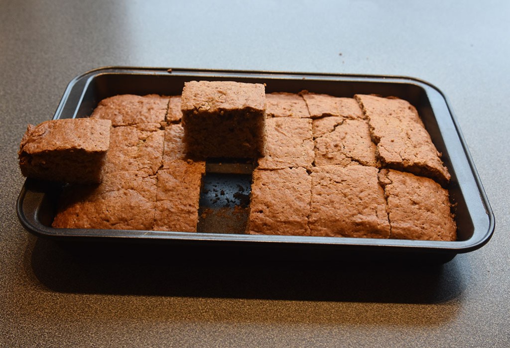 Myk Pepperkake i ruter Ingredienser: 75 g Smør 1 ½ dl Sukker 4 dl Hvetemel 1 ts Kanel (malt) 1 ts Nellik (malt) 1 ts Natron 1 dl Melk 2 dl Yoghurt naturell