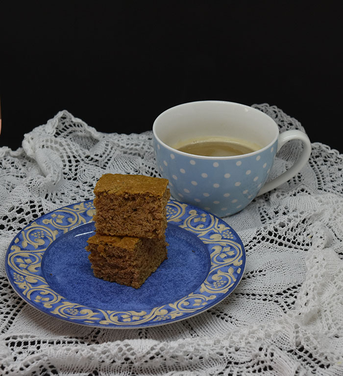 Myk Pepperkake i ruter Ingredienser: 75 g Smør 1 ½ dl Sukker 4 dl Hvetemel 1 ts Kanel (malt) 1 ts Nellik (malt) 1 ts Natron 1 dl Melk 2 dl Yoghurt naturell