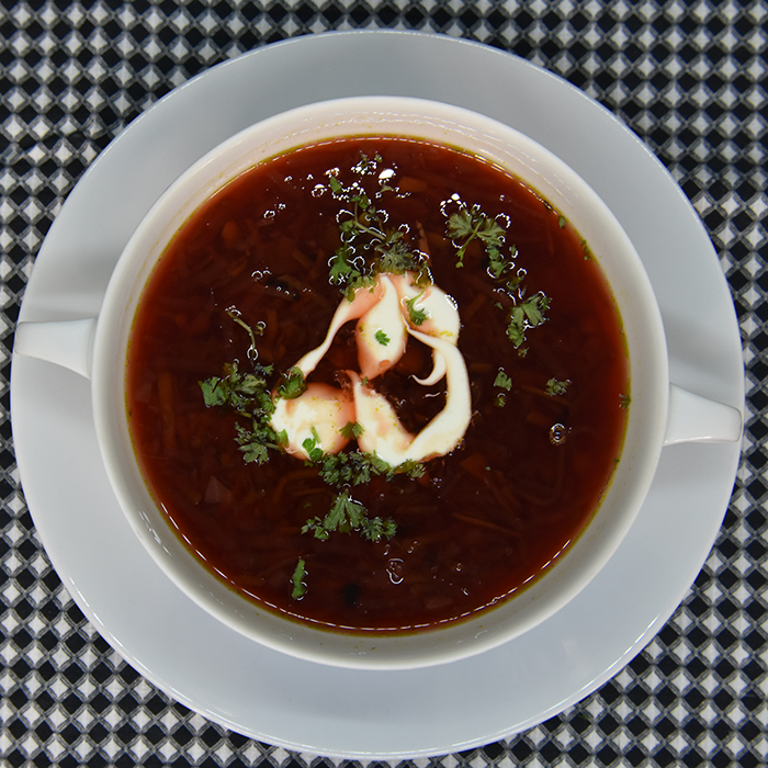 Rødbetsuppe med røde linser Ingredienser: 4 Rødbeter 3 Løk 2 Gulrøtter 1 ½ dl Røde linser (tørkete) 1 ½ l Vann 4 terninger Grønnsaksbuljong 1 Laubærblad Salt, pepper Tilbehør: Rømme, Persille (hakket)