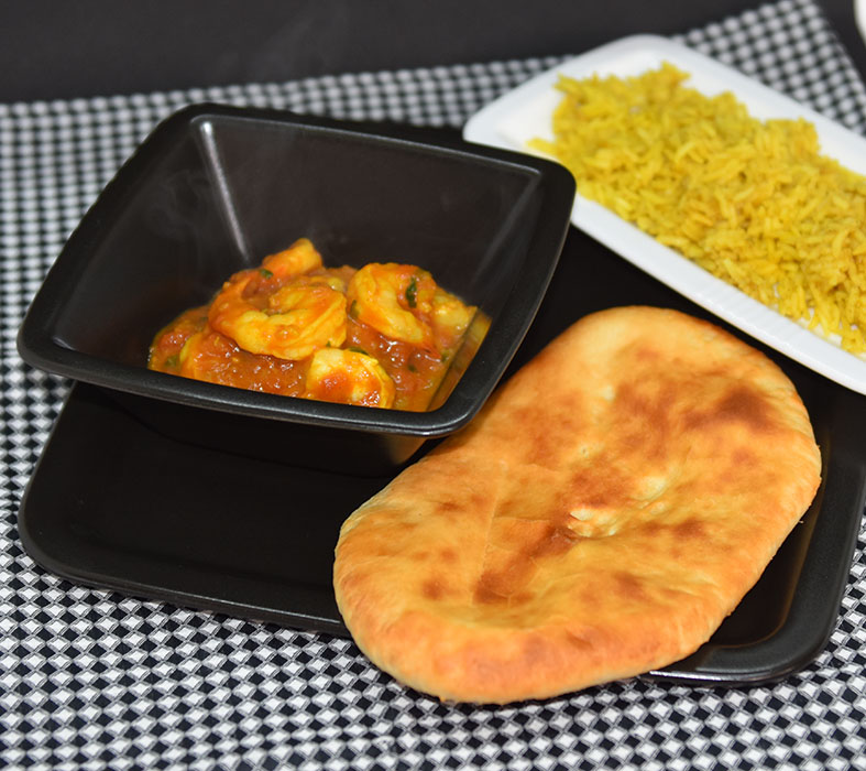  Ingredienser:  4 ss	Olje 1 ss	Sennepsfrø 1	Løk 3 fedd	Hvitløk 30	Karri blader /Curry leaves 1 ss	Karri (eller en terning) 2 ts	Kajennepepper/chilipulver 2 ts	Koriander 2 ts	Gurkemeie 1 bx	Tomater (ca. 400 g) 1 ss	1 ss eddik (7 %) 1 ss	Brunt sukker 1 ts	Salt 700 g	Scampi