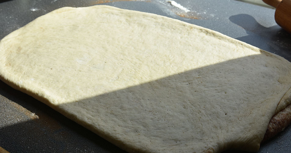 Fies Kanelsnurrer Ingredienser: 1 pk Gjær 5 dl Melk 1 Egg 1 kg Hvetemel 150 g Sukker 2 ts Kardemomme 1 ts Salt 150 g Smør (romtemperert) Fyll og pynt: 100 g Smør Sukker og kanel Egg til pensling Perlesukker