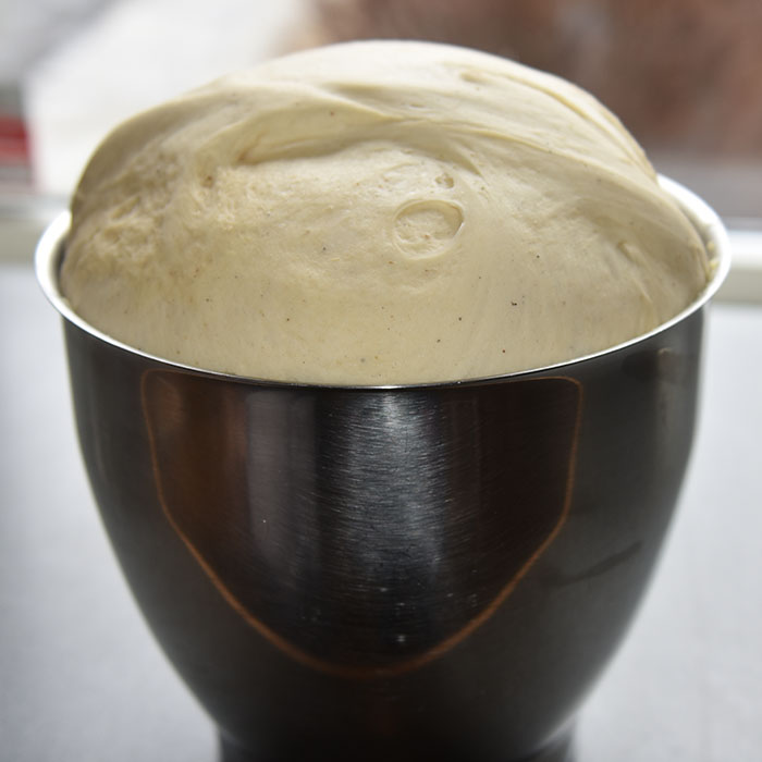 Fies Kanelsnurrer Ingredienser: 1 pk Gjær 5 dl Melk 1 Egg 1 kg Hvetemel 150 g Sukker 2 ts Kardemomme 1 ts Salt 150 g Smør (romtemperert) Fyll og pynt: 100 g Smør Sukker og kanel Egg til pensling Perlesukker