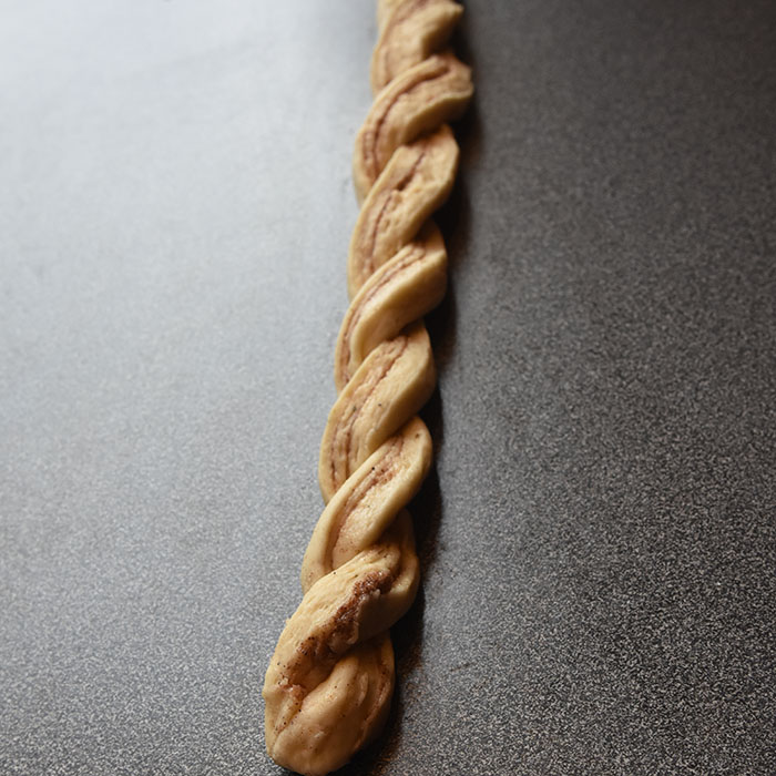 Fies Kanelsnurrer Ingredienser: 1 pk Gjær 5 dl Melk 1 Egg 1 kg Hvetemel 150 g Sukker 2 ts Kardemomme 1 ts Salt 150 g Smør (romtemperert) Fyll og pynt: 100 g Smør Sukker og kanel Egg til pensling Perlesukker