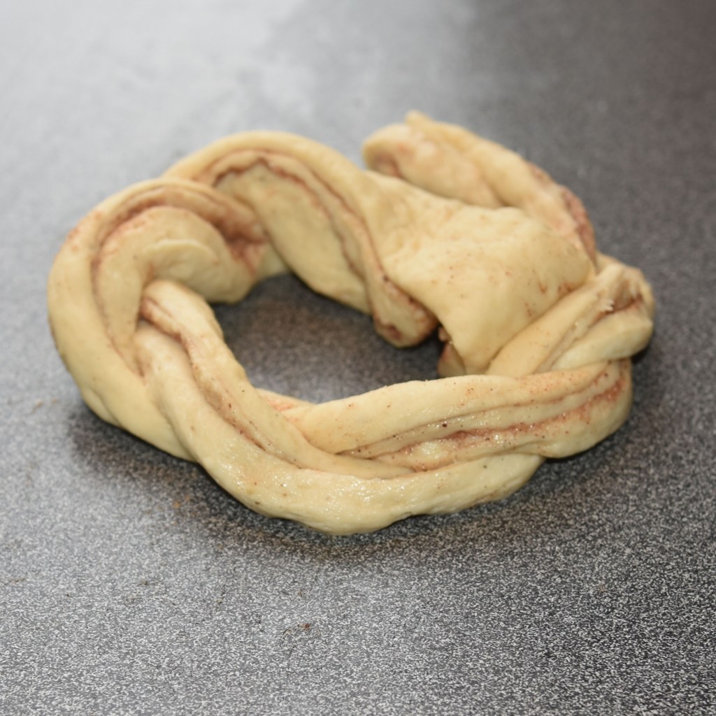 Fies Kanelsnurrer Ingredienser: 1 pk Gjær 5 dl Melk 1 Egg 1 kg Hvetemel 150 g Sukker 2 ts Kardemomme 1 ts Salt 150 g Smør (romtemperert) Fyll og pynt: 100 g Smør Sukker og kanel Egg til pensling Perlesukker