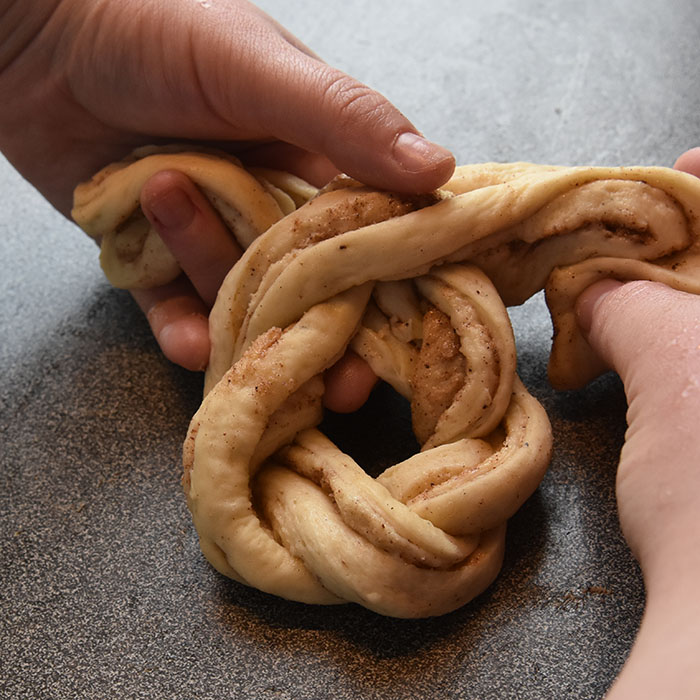Fies Kanelsnurrer Ingredienser: 1 pk Gjær 5 dl Melk 1 Egg 1 kg Hvetemel 150 g Sukker 2 ts Kardemomme 1 ts Salt 150 g Smør (romtemperert) Fyll og pynt: 100 g Smør Sukker og kanel Egg til pensling Perlesukker