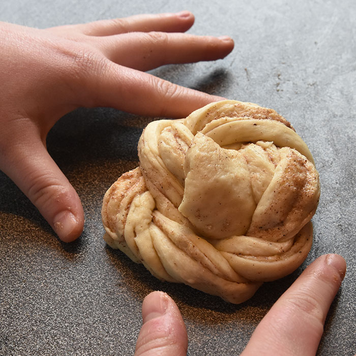 Fies Kanelsnurrer Ingredienser: 1 pk Gjær 5 dl Melk 1 Egg 1 kg Hvetemel 150 g Sukker 2 ts Kardemomme 1 ts Salt 150 g Smør (romtemperert) Fyll og pynt: 100 g Smør Sukker og kanel Egg til pensling Perlesukker