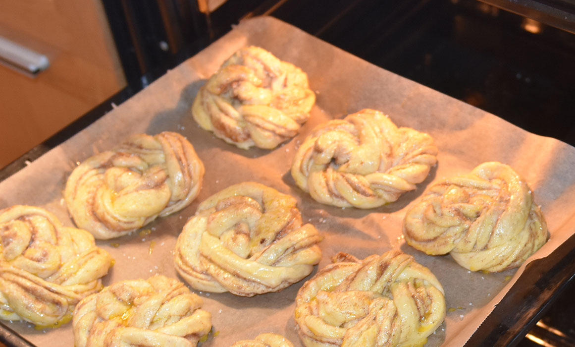 Fies Kanelsnurrer Ingredienser: 1 pk Gjær 5 dl Melk 1 Egg 1 kg Hvetemel 150 g Sukker 2 ts Kardemomme 1 ts Salt 150 g Smør (romtemperert) Fyll og pynt: 100 g Smør Sukker og kanel Egg til pensling Perlesukker