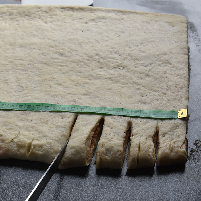 Fies Kanelsnurrer Ingredienser: 1 pk Gjær 5 dl Melk 1 Egg 1 kg Hvetemel 150 g Sukker 2 ts Kardemomme 1 ts Salt 150 g Smør (romtemperert) Fyll og pynt: 100 g Smør Sukker og kanel Egg til pensling Perlesukker