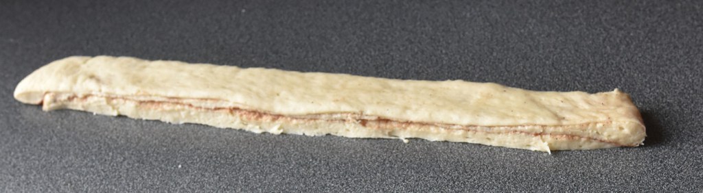 Fies Kanelsnurrer Ingredienser: 1 pk Gjær 5 dl Melk 1 Egg 1 kg Hvetemel 150 g Sukker 2 ts Kardemomme 1 ts Salt 150 g Smør (romtemperert) Fyll og pynt: 100 g Smør Sukker og kanel Egg til pensling Perlesukker