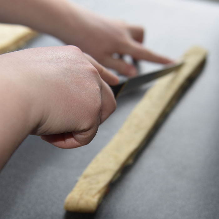 Fies Kanelsnurrer Ingredienser: 1 pk Gjær 5 dl Melk 1 Egg 1 kg Hvetemel 150 g Sukker 2 ts Kardemomme 1 ts Salt 150 g Smør (romtemperert) Fyll og pynt: 100 g Smør Sukker og kanel Egg til pensling Perlesukker