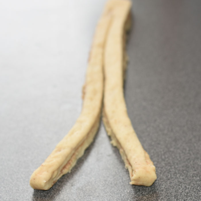 Fies Kanelsnurrer Ingredienser: 1 pk Gjær 5 dl Melk 1 Egg 1 kg Hvetemel 150 g Sukker 2 ts Kardemomme 1 ts Salt 150 g Smør (romtemperert) Fyll og pynt: 100 g Smør Sukker og kanel Egg til pensling Perlesukker